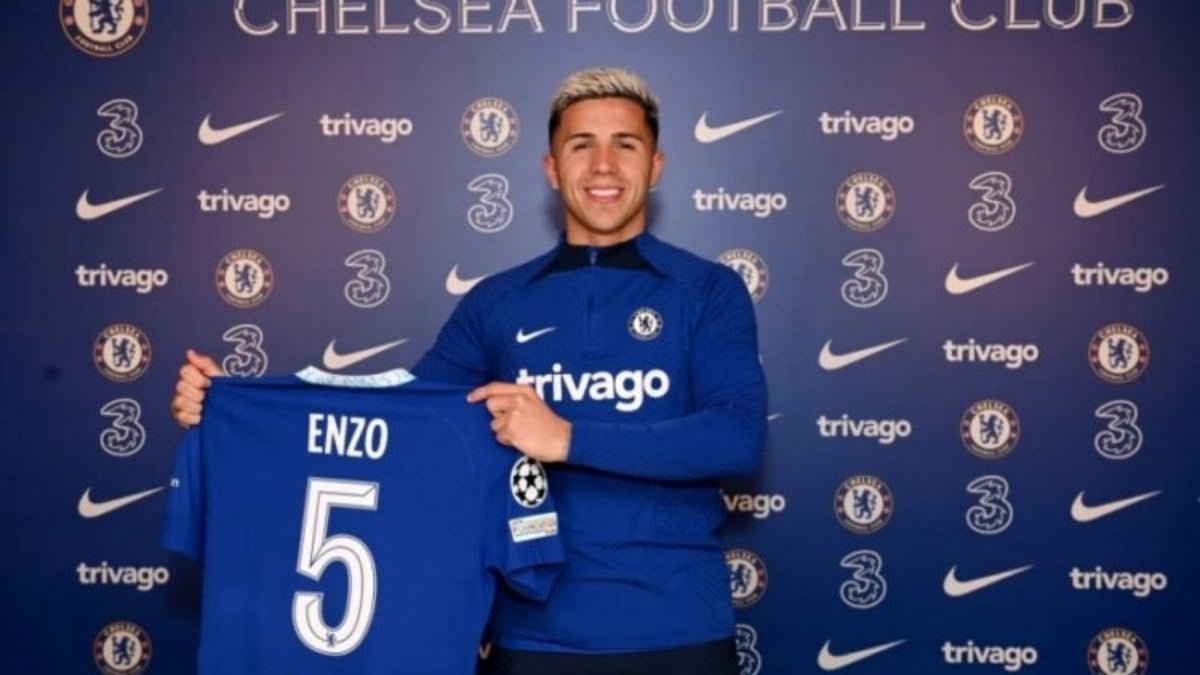 Enzo Fernández, do Chelsea, é multado e tem carteira de habilitação suspensa na Inglaterra