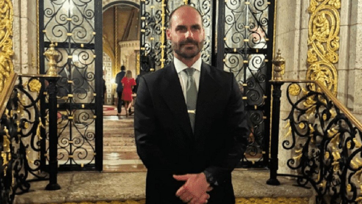 Eduardo acompanha apuração na casa de Trump; Jair parabeniza republicano