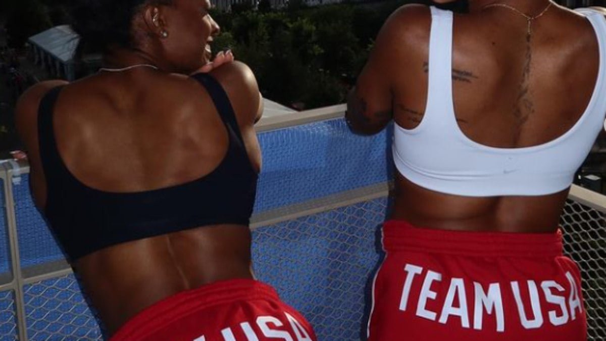 Simone Biles empina o bumbum e tira foto ousada para comemorar vitória nas Olimpíadas