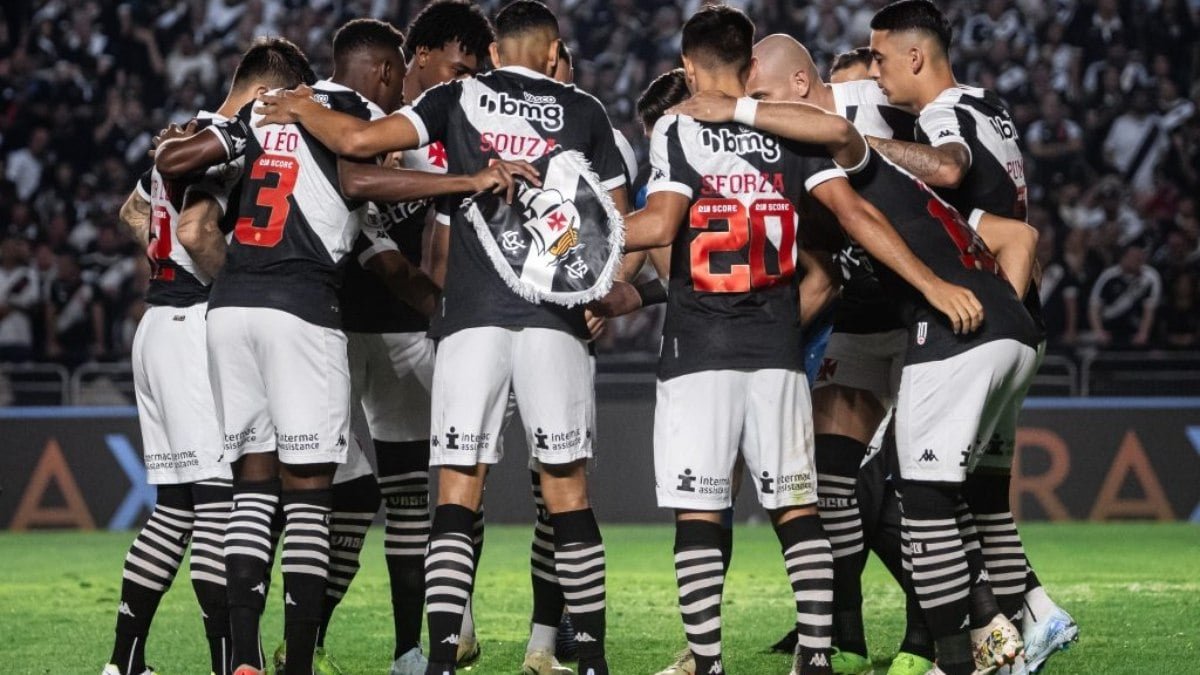 Com retorno de David, Vasco enfrenta o Vitória no Barradão