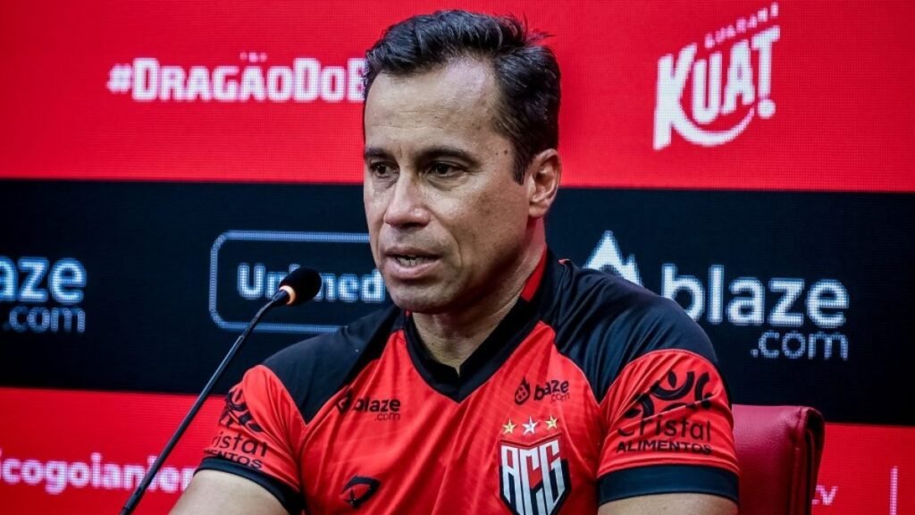 Após derrota, Interino do Atlético-GO diz que a equipe pode “interferir em vários resultados” dos adversários