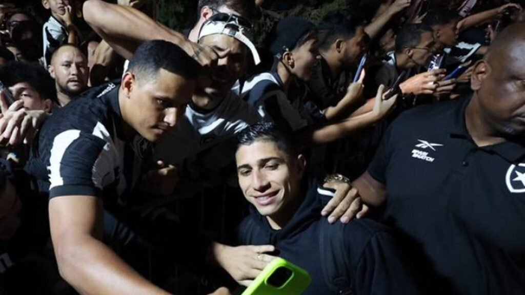 Botafogo chega a Brasília com festa e grande recepção aos jogadores