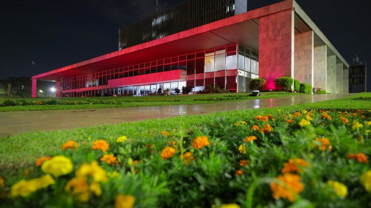 Palácio do Buriti é iluminado com a cor rosa para alertar sobre câncer de mama