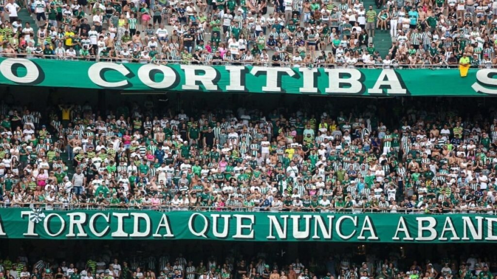 Torcedor do Coritiba cai da arquibancada do Couto Pereira e é levado a hospital