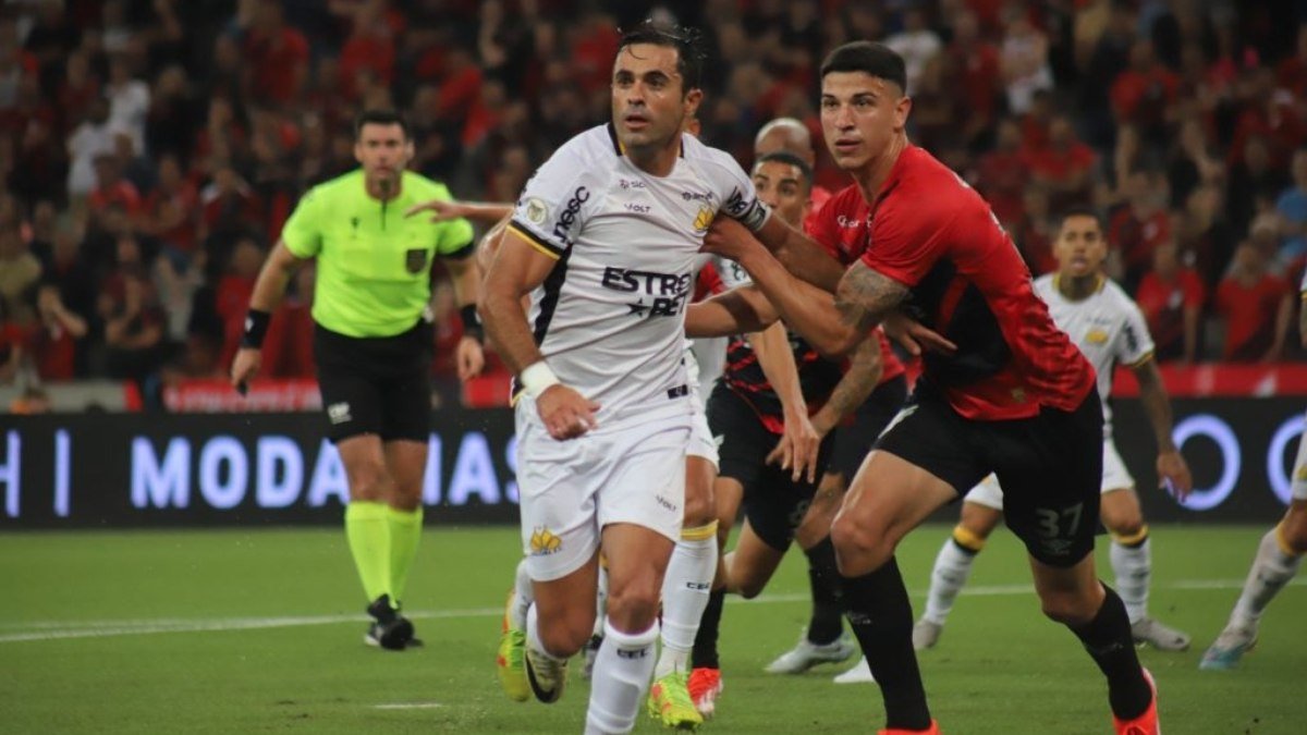 Mirando ampliar a distância do Z-4, Criciúma e Athletico se enfrentam pelo Brasileirão