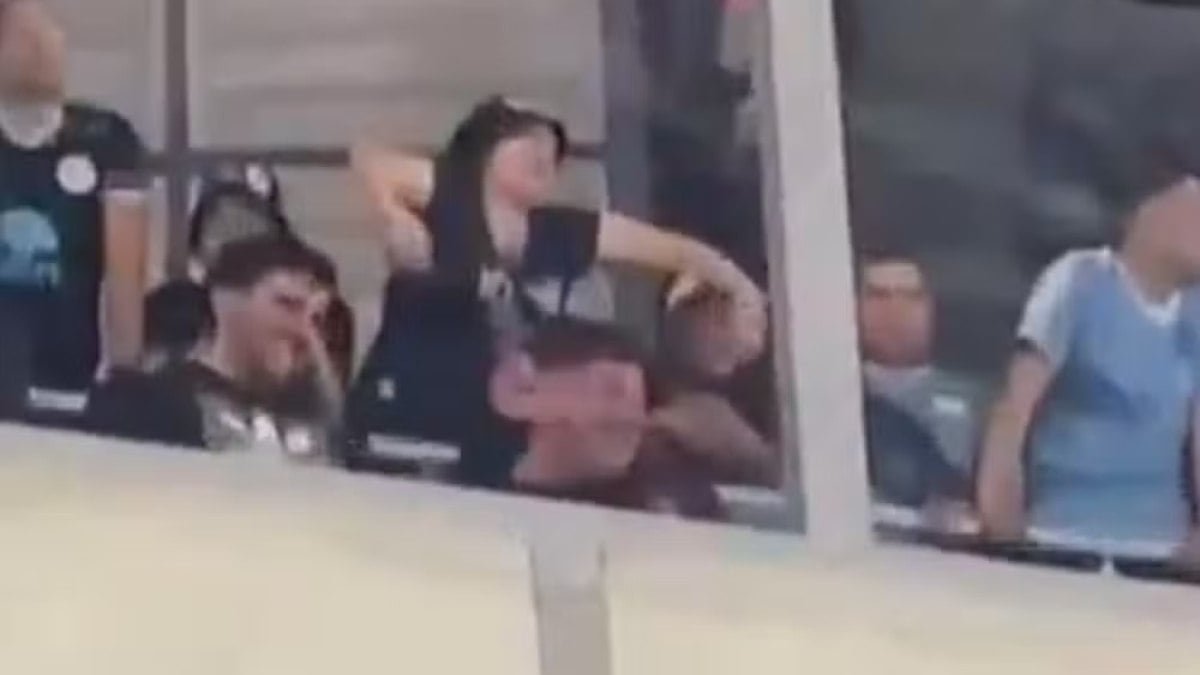 Athletico lamenta atos de racismo de torcedores do Belgrano em jogo pela Sul-Americana