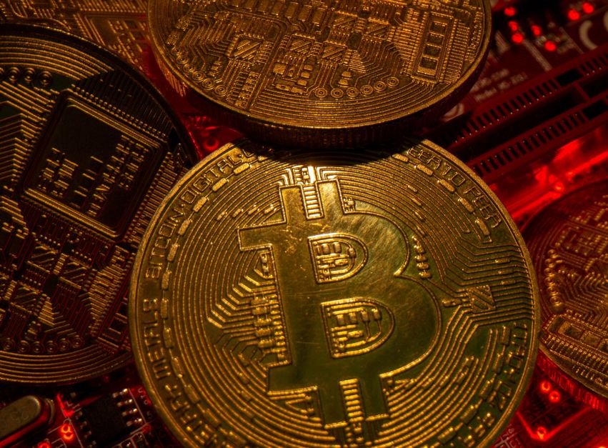 Bitcoin cai com cautela global e recuo de ações do setor de tecnologia