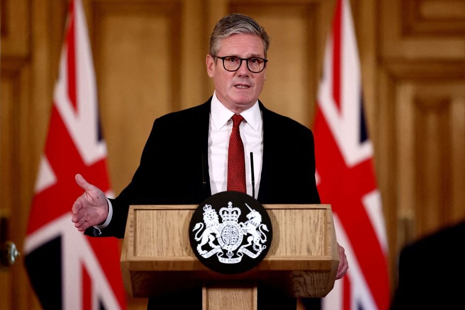 Premiê britânico condena “violência da extrema-direita“ em meio a protestos no Reino Unido