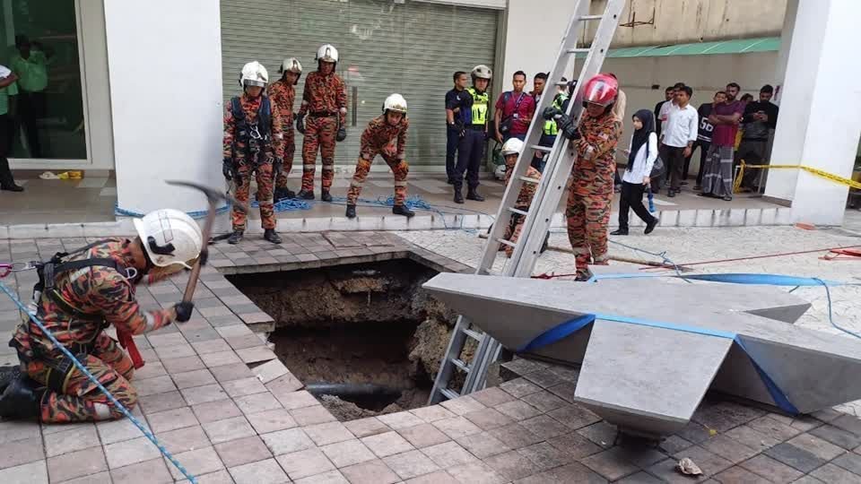 Turista desaparece após cair em buraco de 8 metros na Malásia: veja vídeo