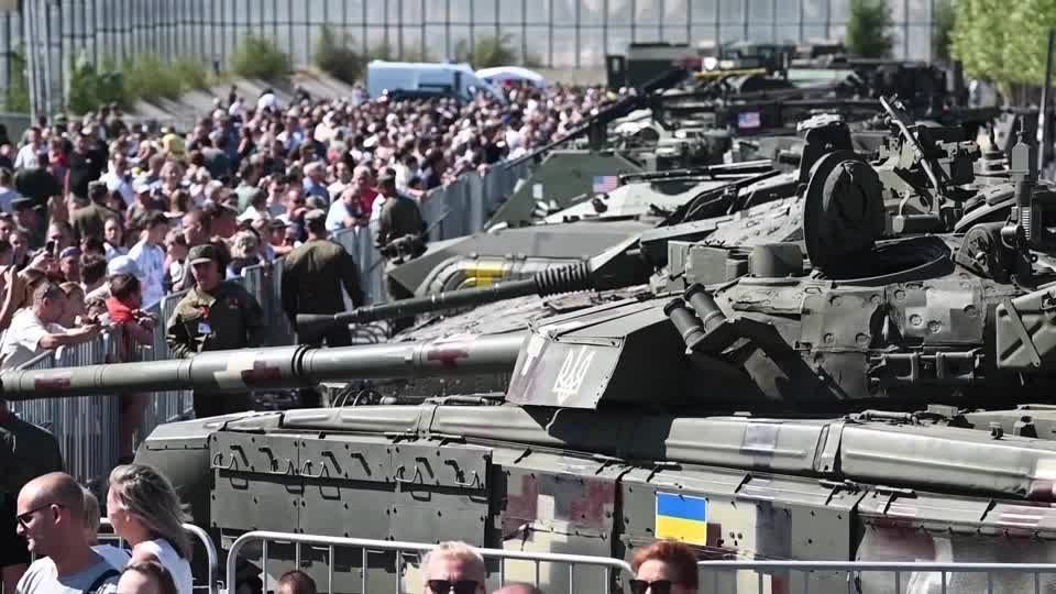 Em Rostov, russos se aglomeram para ver tanques ocidentais capturados na Ucrânia