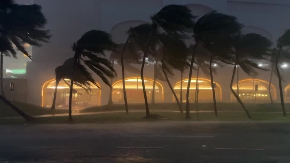 Flórida se prepara para chegada de furacão categoria 3