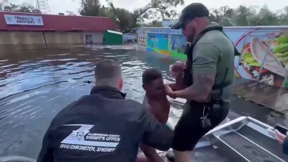 “Cena de Filme“: Menino de 14 anos é resgatado após furacão Milton, veja vídeo