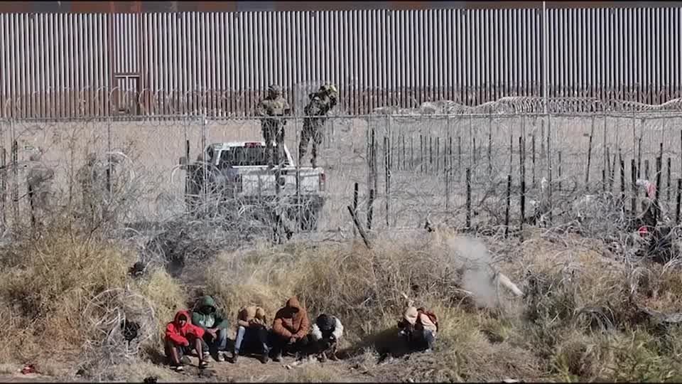 Guardas disparam gás lacrimogêneo contra imigrantes na fronteira EUA-México