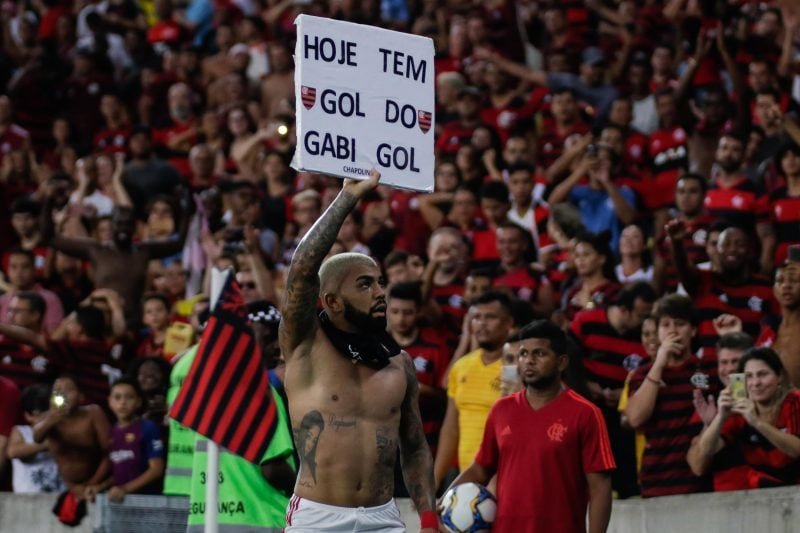 Torcedor símbolo do Flamengo, Chapolin Rubro-Negro está internado no RJ