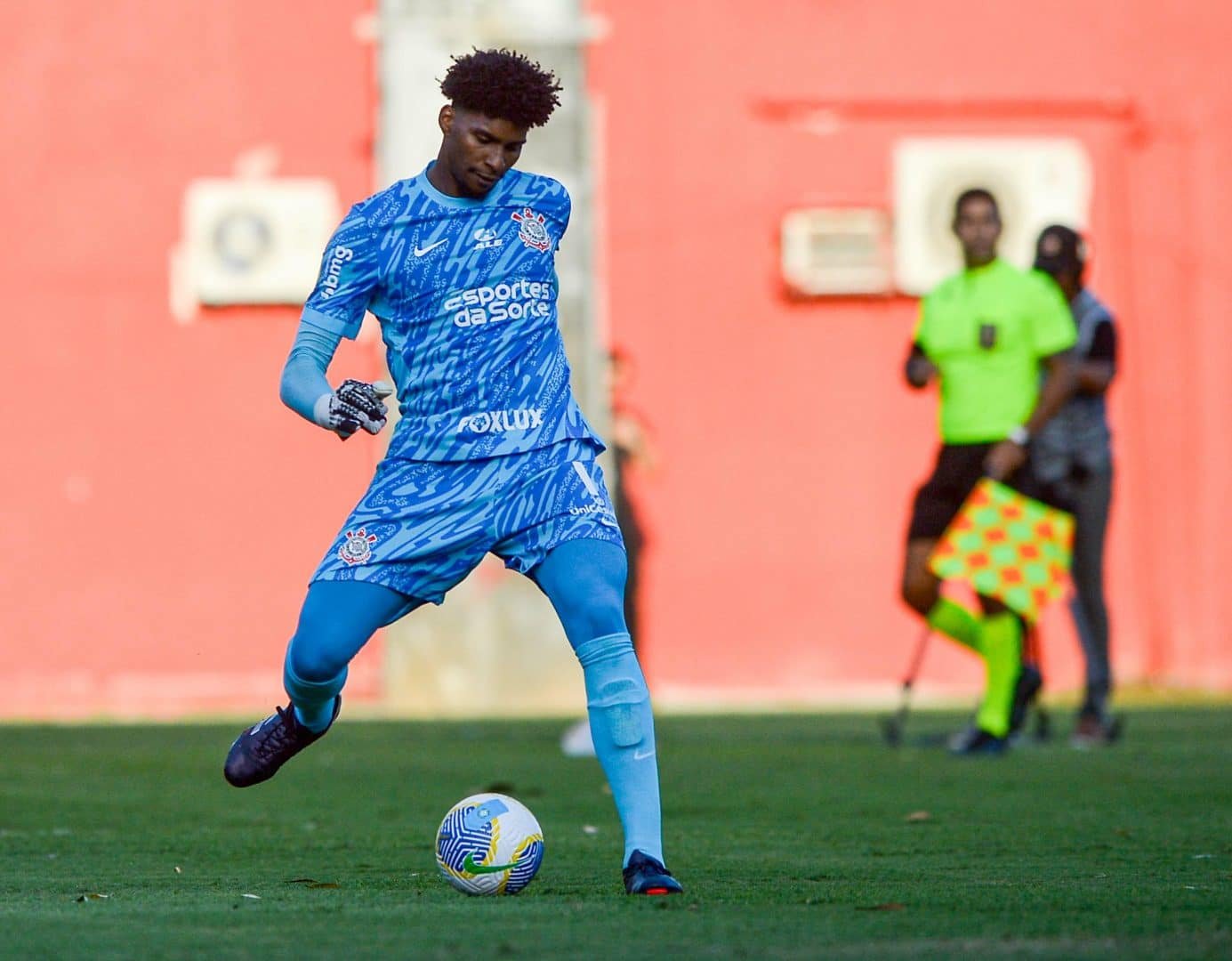 Após tanto ser salvador, Hugo Souza é salvo por Memphis e Corinthians mantém sonho