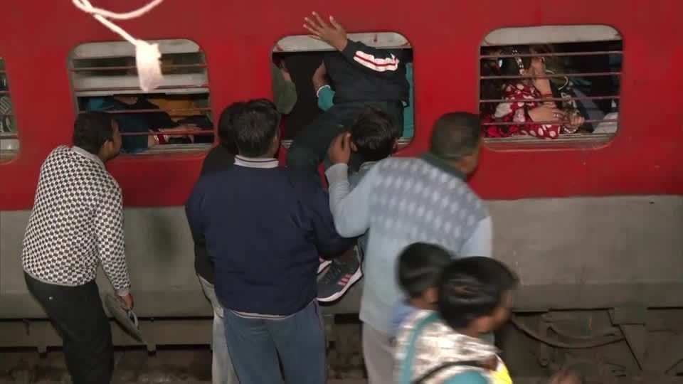 Pisoteamento em estação de trem deixa 15 mortos na Índia