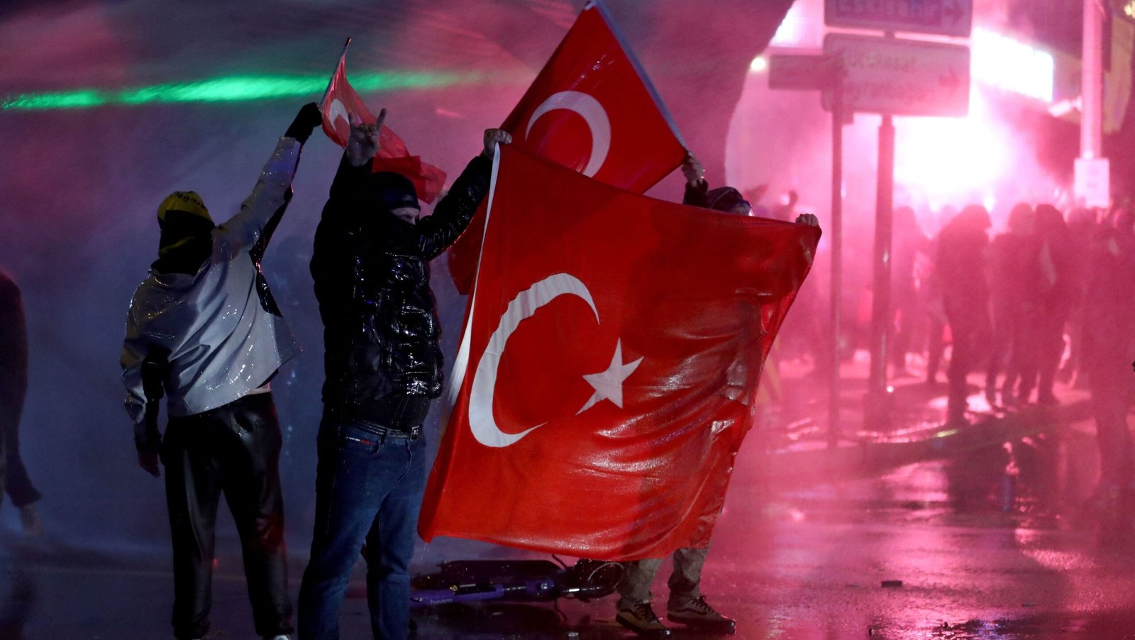 Mais de mil pessoas são detidas durante protestos na Turquia, diz ministro