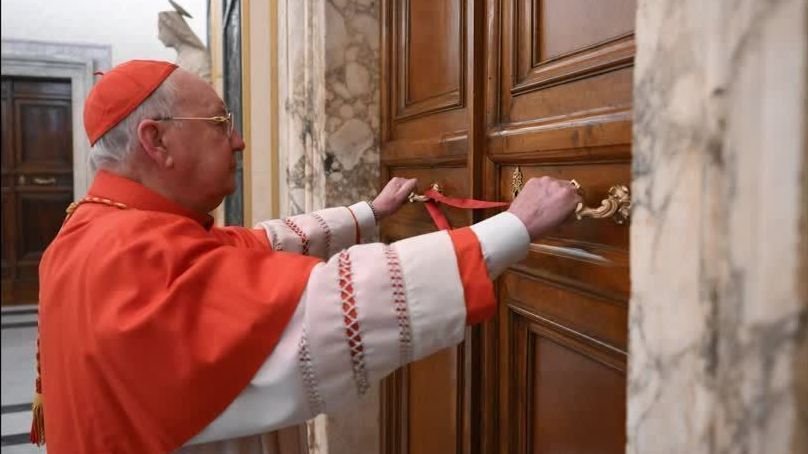 Rituais após morte de Francisco: Cardeal tranca e sela residência do papa