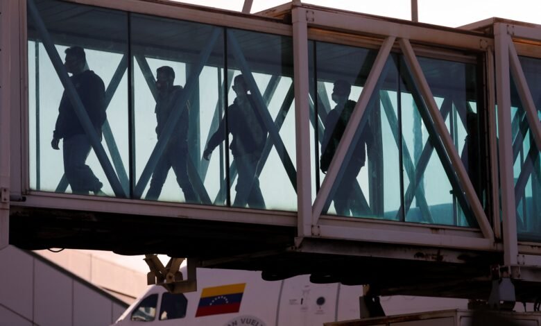 Governo dos EUA dará US$ 1 mil para imigrantes que se “autodeportarem“ Governo dos EUA dará US$ 1 mil para imigrantes que se “autodeportarem“