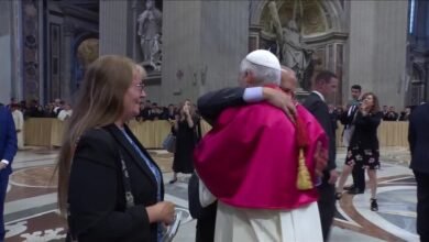 Papa Leão abraça seu irmão após missa de início do pontificado