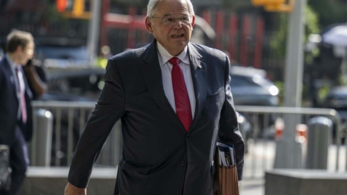 Bob Menéndez desiste de concorrer ao Senado como independente