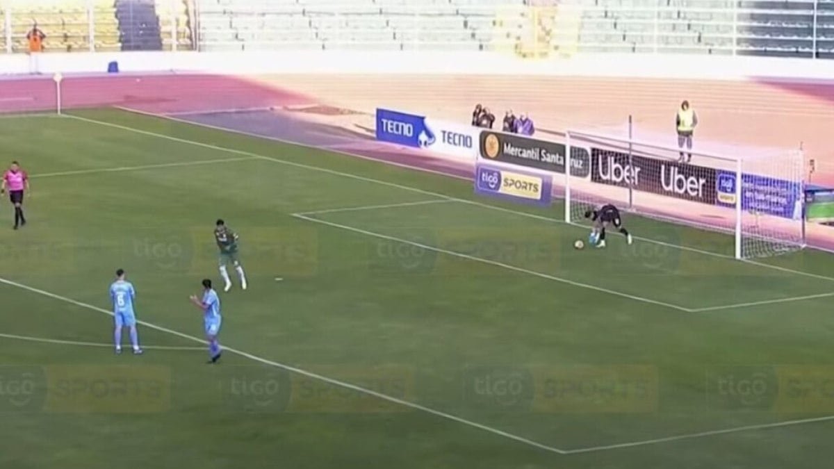 Na Bolívia, jogador erra pênalti de propósito em ato de fair play