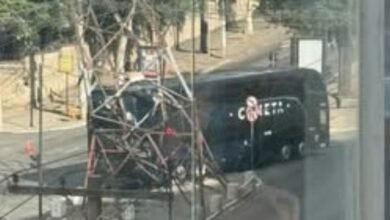 colisão de ônibus em torre de energia provoca explosões