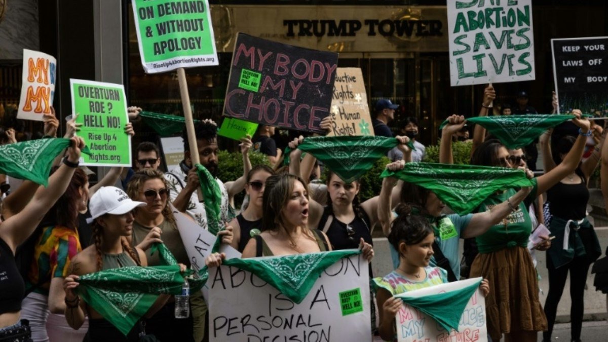 Mortalidade infantil aumentou nos EUA após revogação do direito ao aborto (estudo)
