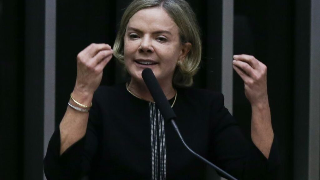 Gleisi Hoffmann rebate críticas de Padilha ao PT: ‘Mais respeito’