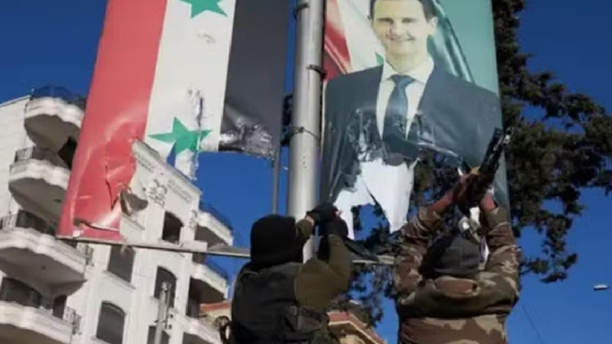 Rebeldes sírios entram em Damasco e Assad deixa o país