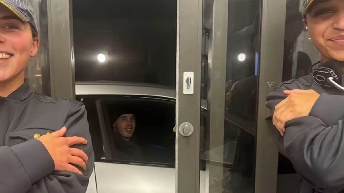 Astro do Chelsea, Palmer surpreende equipe do McDonald’s em Manchester