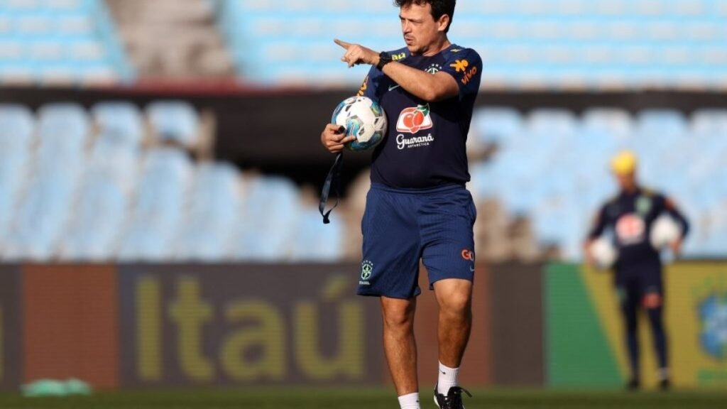 Fernando Diniz será apresentado pelo Cruzeiro nesta terça-feira (24)
