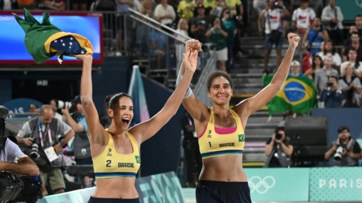 Ana Patrícia e Duda vencem canadenses e conquistam ouro no vôlei de praia em Paris-2024