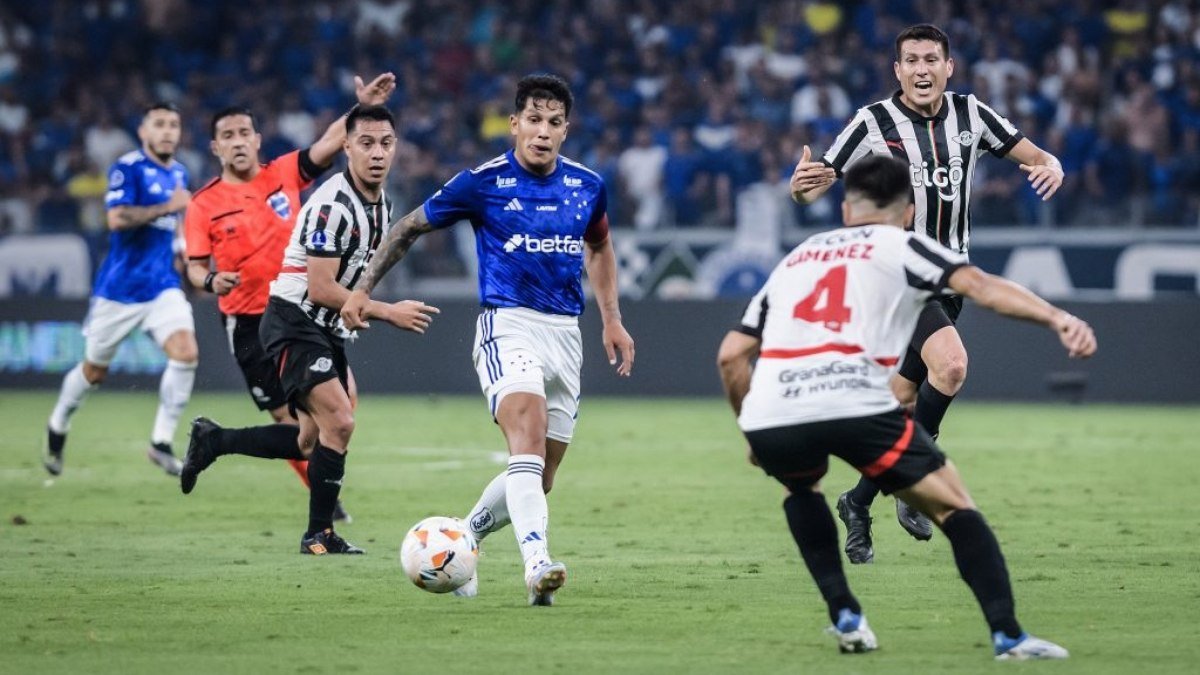 Cruzeiro resiste pressão e avança na Copa Sul-Americana; veja notas