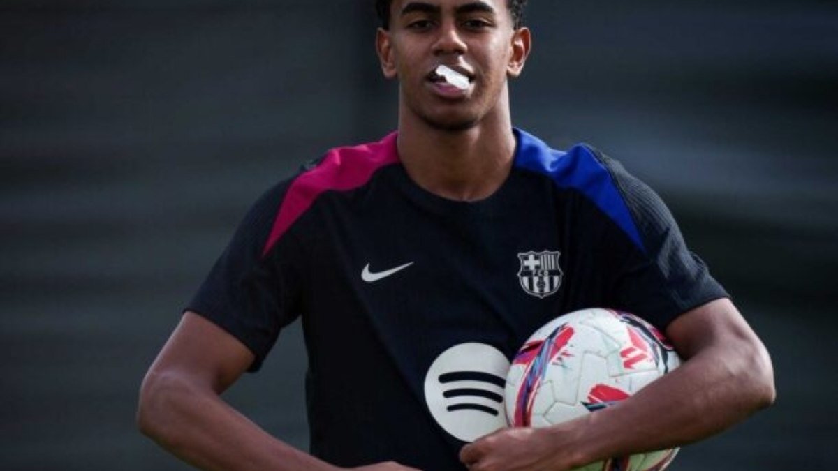 Lamine Yamal desfalca Barcelona e seleção espanhola após lesão no tornozelo