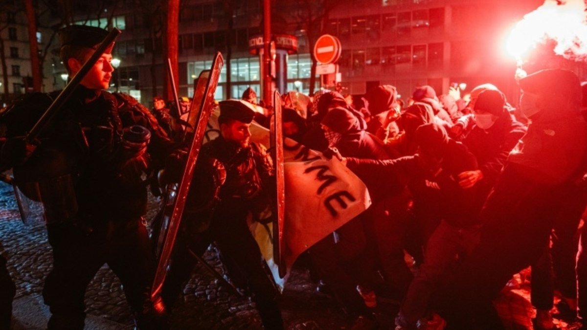 Milhares protestam em Paris contra evento em apoio a Israel
