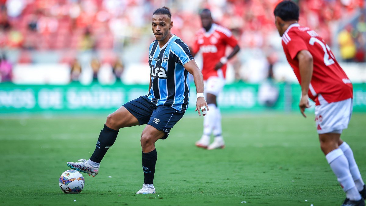 Grêmio e Internacional empatam em jogo tenso e com polêmica