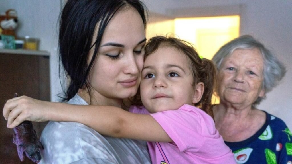 Separadas pelo conflito, mãe e filha russas se reencontram graças a ucraniano