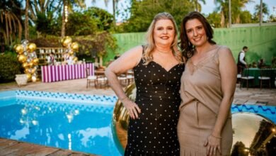 Mãe e filha, Elizabeth e Isabela Naoum celebram aniversários cercadas de amigas