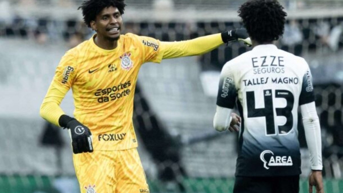 Corinthians tem prazo para pagar multa e não perder Hugo Souza