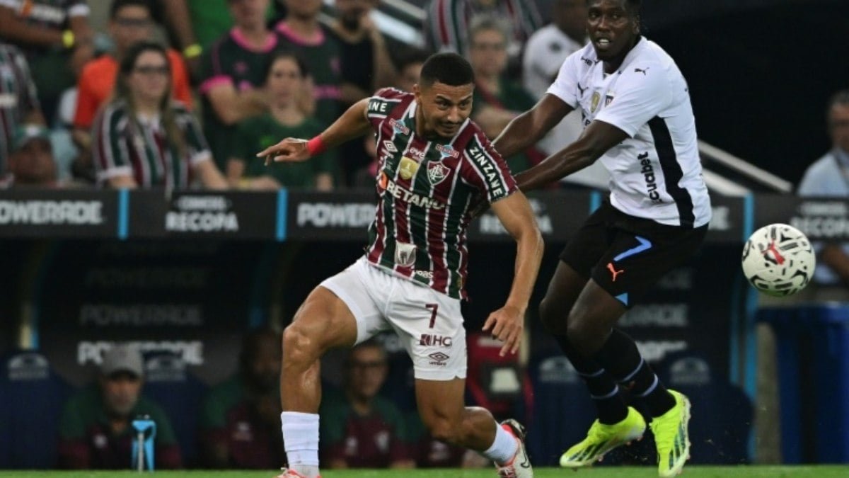 Fluminense anuncia venda do volante André ao Wolverhampton da Inglaterra