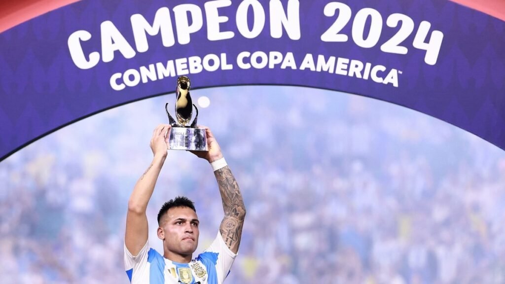 Técnico da Argentina ‘ignora’ Vinicius Jr e diz qual jogador deve ganhar a Bola de Ouro