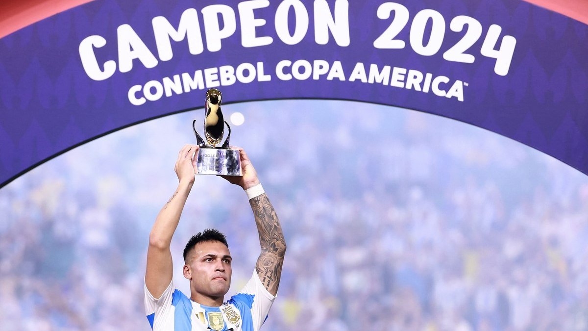 Técnico da Argentina ‘ignora’ Vinicius Jr e diz qual jogador deve ganhar a Bola de Ouro
