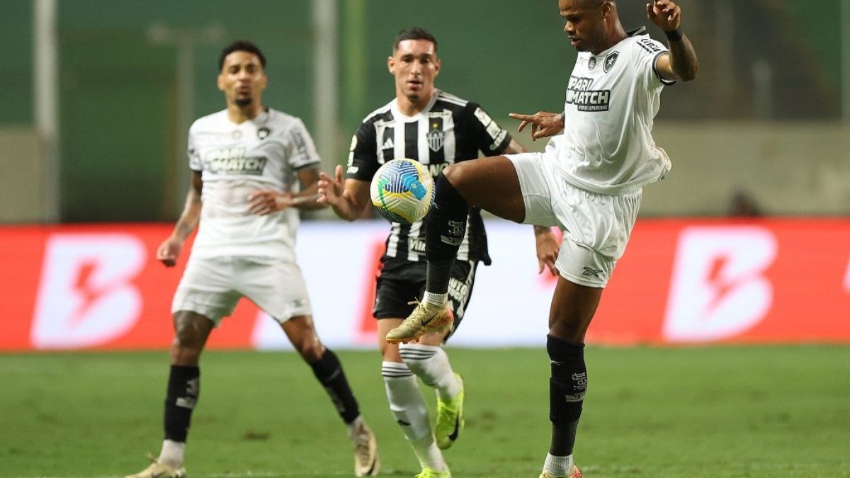 Botafogo não consegue vencer mais uma retranca e vê distância para o Palmeiras diminuir