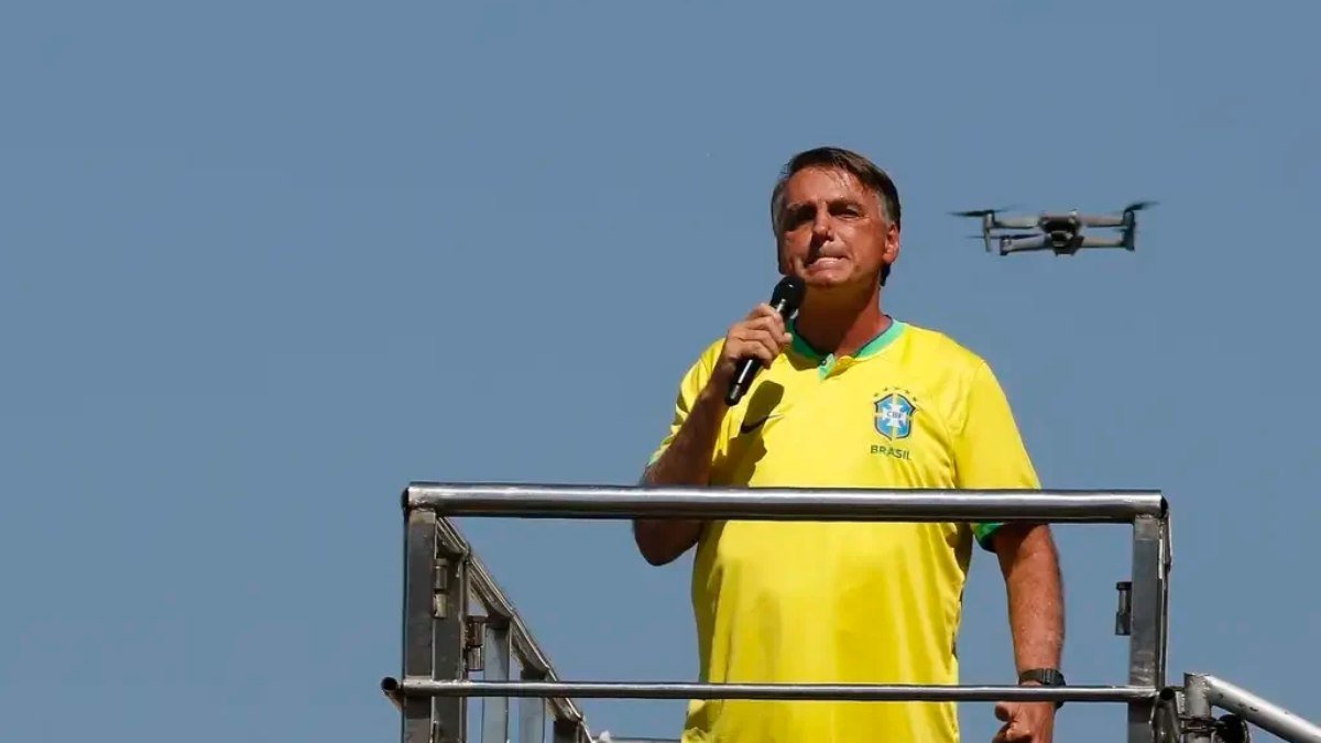 Apesar de inelegível, Bolsonaro se declara candidato da direita ao Planalto em 2026