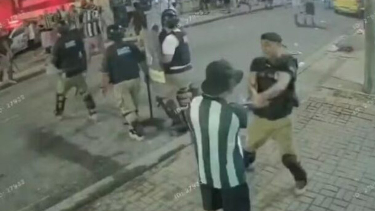 Paes confirma afastamento de guardas municipais que agrediram torcedores do Botafogo Paes confirma afastamento de guardas municipais que agrediram torcedores do Botafogo