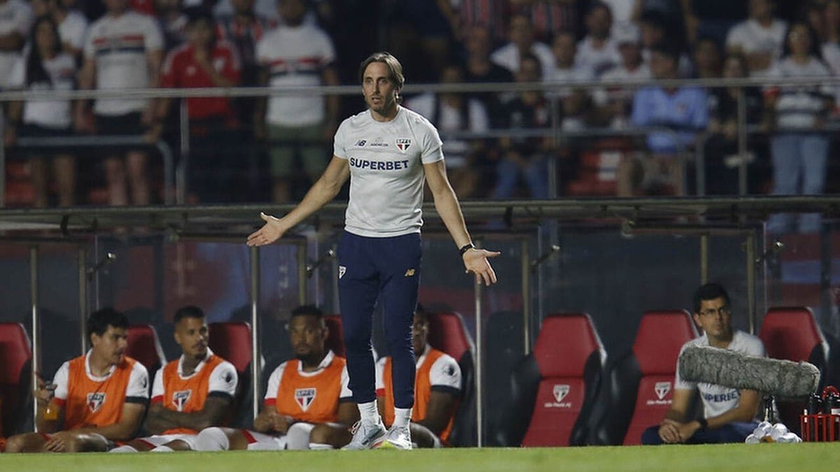 Zubeldía recebe mais cartões que trio de zagueiros do São Paulo juntos