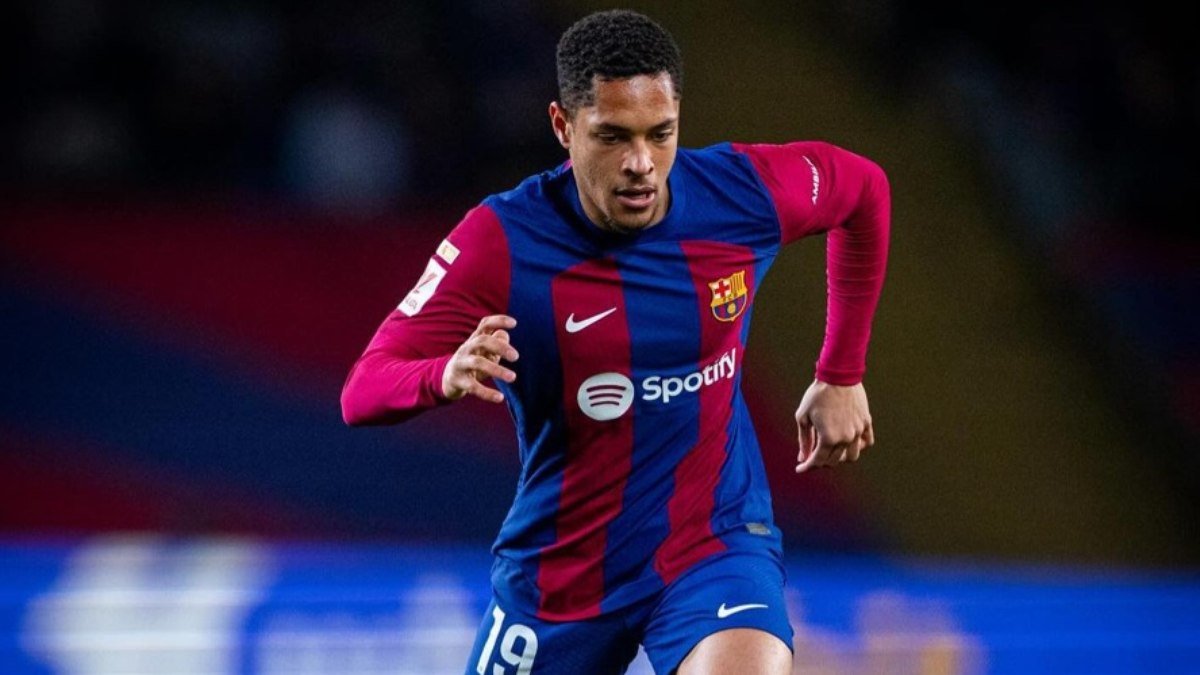 Deco detona tratamento da torcida do Barcelona com Vitor Roque: 'Não tinha culpa de nada'