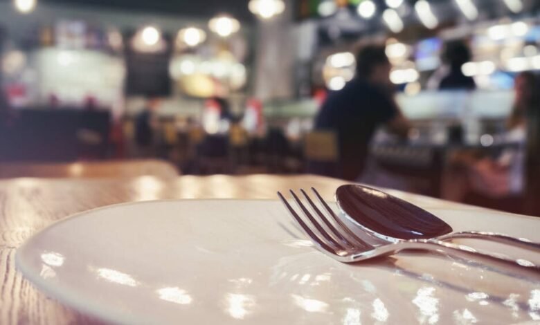 Com mais gente saindo para comer, restaurantes voltam a lucrar Com mais gente saindo para comer, restaurantes voltam a lucrar