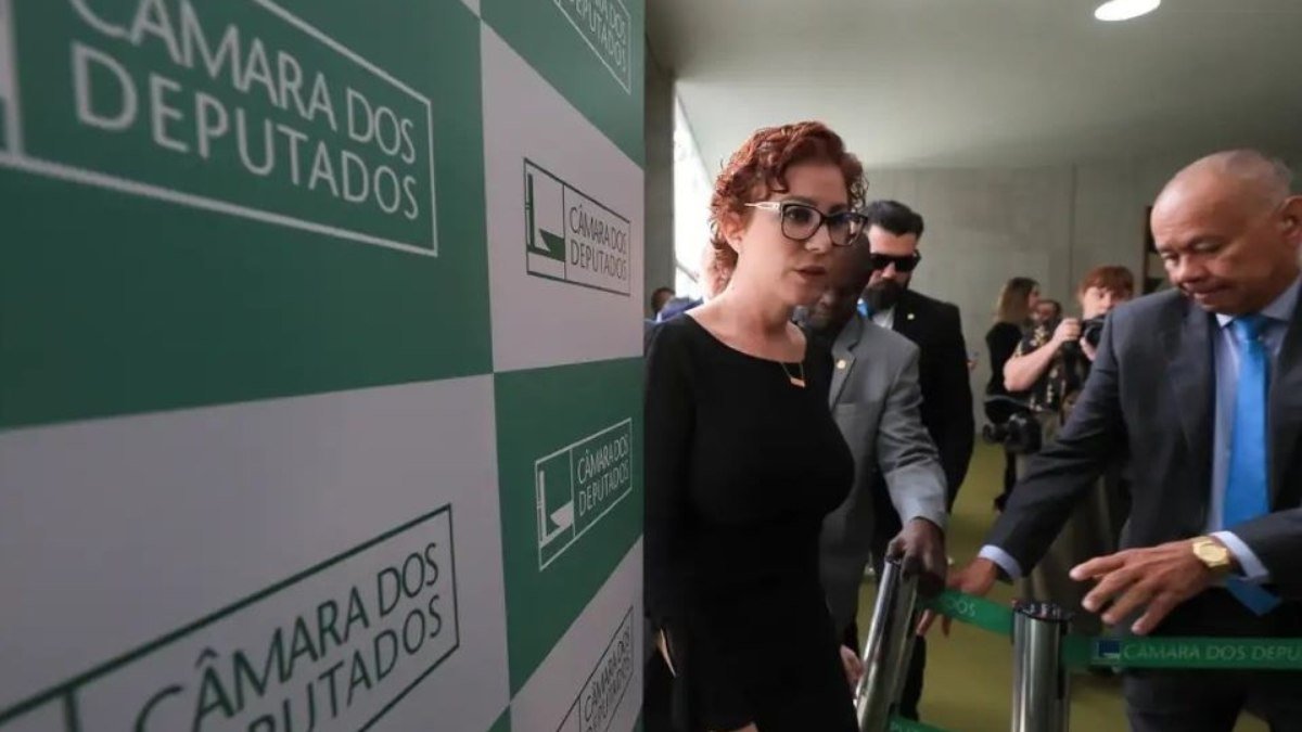 Carla Zambelli é diagnosticada com síndrome cardíaca e diverticulite aguda em São Paulo